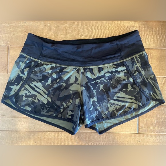 4 pairs of lululemon athletic shorts. - Picture 4 of 13